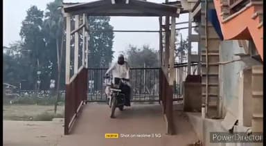कहरा: सहरसा रेलवे जंक्शन स्थित फुट ओवर ब्रिज पर खुलेआम बाइक सवार चला रहे बाइक, RPF बना लापरवाह