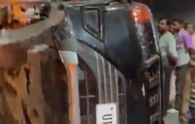 उन्नाव: सदर कोतवाली हिरन नगर पेट्रोल पंप के पास तेज रफ्तार एक्सयूवी गाड़ी अनियंत्रित होकर बिजली के पोल से टकराई, युवक हुआ घायल