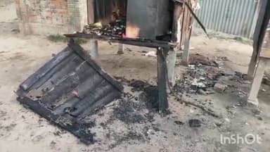 लखीमपुर: लौखनियापुर चौराहे के पास किराने के खोखे में रंजिश के चलते दबंग ने लगाई आग, सारा सामान जलकर हुआ खाक