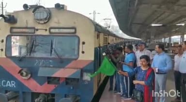 कांके: अंतर्राष्ट्रीय महिला दिवस के मौके पर रांची रेलवे स्टेशन से महिलाओं के द्वारा किया गया ट्रेन का संचालन