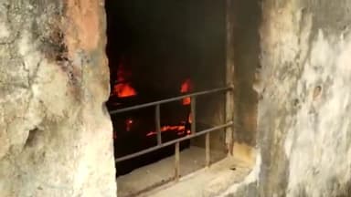 लोहरदगा: कुडू थाना क्षेत्र से सटे रूद अस्तरोनत उच्च विद्यालय में लगी आग हजारों का समान जल कर हुवा खाक