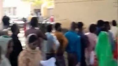 लखीमपुर: मल्टीनेशनल कंपनी में जमा की गई रकम पाने के लिए आवेदन हुए शुरू, सदर तहसील में फॉर्म जमा करने के लिए लगी भीड़