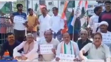 ज्ञानपुर: भाजपा सरकार के खिलाफ ज्ञानपुर एलआईसी कार्यालय के समक्ष कांग्रेस कार्यकर्ताओं ने किया धरना प्रदर्शन