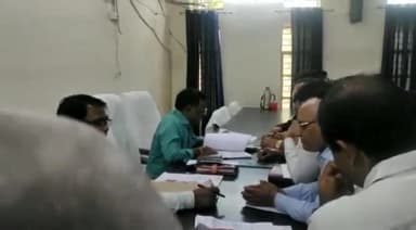 भदोही: SDM ने सभागार परिसर में लगाई कोर्ट, लोगों के मुकदमों की सुनवाई की