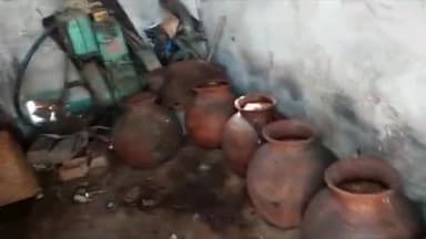 हज़ारीबाग: पुलिस ने बड़का चुम्बा में 50 लीटर शराब के साथ एक आरोपी को किया गिरफ़्तार