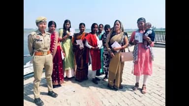 इकौना: कस्बा इकौना व सीताद्वार में मिशन शक्ति अभियान के तहत पुलिस ने महिला व बालिकाओं को किया जागरूक