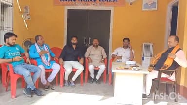 फारबिसगंज: फारबिसगंज विधायक विद्यासागर केसरी उर्फ मंचन केसरी ने विधायक जनसंपर्क कार्यालय में बीजेपी कार्यकर्ताओं के साथ की बैठक