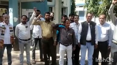 विदिशा नगर: मसूडी के सचिव को चांटा मारने वाले SDM के खिलाफ कार्रवाई करने को लेकर सचिव संघ ने जिपं कार्यालय में CEO को सौंपा ज्ञापन