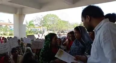 अशोक नगर: आंगनवाड़ी कार्यकर्ता व सहायिकाओं ने नियमितीकरण सहित अन्य मांगों को लेकर कलेक्ट्रेट में नायब तहसीलदार को दिया ज्ञापन