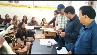 धनौरा: सामुदायिक स्वास्थ्य केंद्र गजरौला में एसीएमओ द्वारा 105 आशाओं के बीच स्मार्टफोन का किया गया वितरण