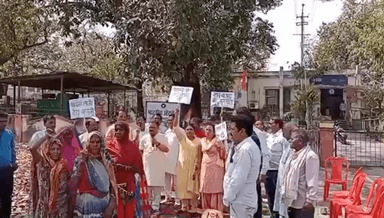 सिंगरौली: कांग्रेसियों ने SBI झिंगुरदा के सामने केंद्र सरकार के खिलाफ किया धरना प्रदर्शन