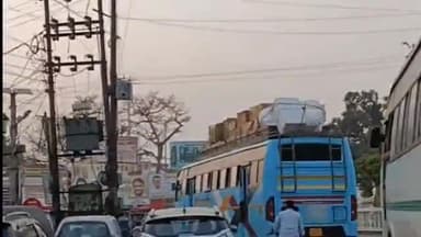 धनौरा: गजरौला के इंदिरा चौक पर डग्गामार बसों का संचालन फिर से हुआ शुरू, युवक ने वीडियो बनाकर मुख्यमंत्री और एसपी को किया ट्वीट