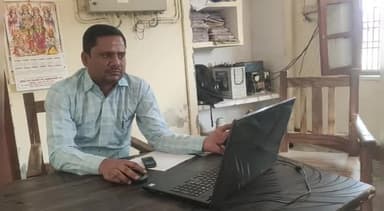 नवाबगंज: जैदपुर स्थित विद्युत वितरण उपकेंद्र पर उपभोक्ताओं को विद्युत सेवाओं को सरल बनाने को लेकर दी गयी KYC की जानकारी