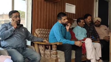 मंदसौर: गोल चौराहा के पास दवा बाजार में रंग पंचमी पर भव्य गैर को लेकर एडिशनल एसपी व समरसता मंच के पदाधिकारियों की हुई बैठ