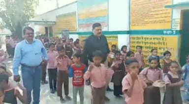 भदोही: शनिवार को प्राथमिक विद्यालय जाहिदपुर का बीएसए ने किया आकस्मिक निरीक्षण, अनुपस्थित दो शिक्षकों के वेतन पर रोक