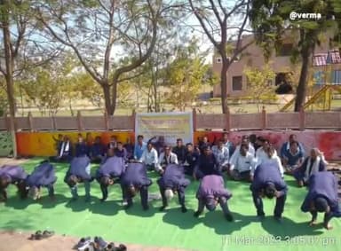 इछावर: जिला मुख्यालय स्थित टाउनहॉल के सामने मुर्गा बने कोटवार, परमानेंट कर्मचारी घोषित करने को लेकर जताया सरकार का विरोध