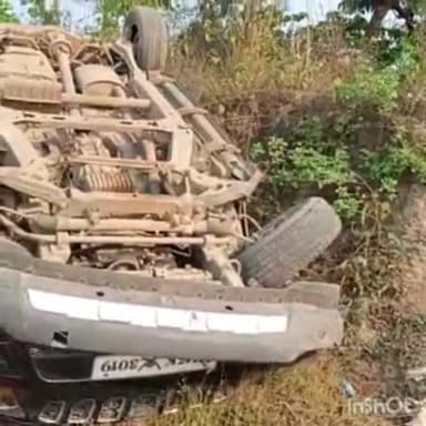 गोगरी: महेशखूंट NH 31 पर स्कॉर्पियो चालक नियंत्रण खोने से पेड़ में मारा टक्कर घटनास्थल पर 5 व्यक्ति हुए घायल