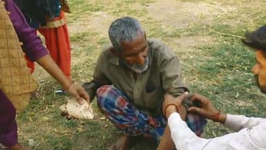 महमूदाबाद: मसूदपुर गांव में भटक कर आए मंदबुद्धि बुजुर्ग को नहीं मिला अभी तक अपना आशियाना जिन्होंने पहचाना उन्होंने भी किया मना