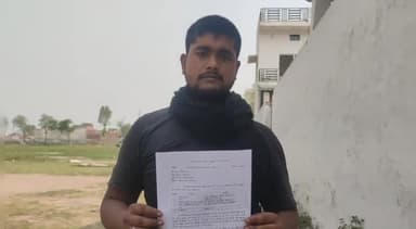 नवाबगंज: टेरा गांव निवासी ग्रामीण ने सड़क व नाली निर्माण को लेकर खंड विकास अधिकारी से किया शिकायत।