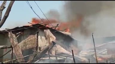 अररिया: बटुरबाड़ी के वार्ड 18 में आग लगने से लगभग 15 घर जले, लाखो रुपया मूल्य के सम्पति का हुआ नुकसान