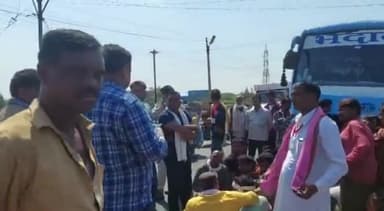 गुना नगर: निजी बस स्टाफ ने गुना में दिव्यांग से बसूला पूरा किराया, दिव्यांगों ने ट्रांसपोर्ट नगर के पास बस को घेरकर किया प्रदर्शन