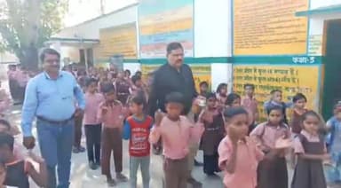 ज्ञानपुर: प्राथमिक विद्यालय जाहिदपुर का बीएसए ने किया निरीक्षण, अनुपस्थित 2 शिक्षकों का रोका वेतन