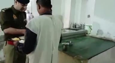 जौनपुर: हुसैनाबाद के पुलिस लाइन में एसपी अजयपाल शर्मा ने परेड की ली सलामी और दिए आवश्यक निर्देश