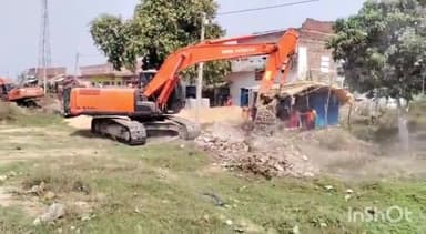 जहानाबाद: सेरथुआ गांव के पास किसानों द्वारा फोरलेन सड़क निर्माण कार्य रोके जाने पर  दलबल के साथ पहुंचे SDO