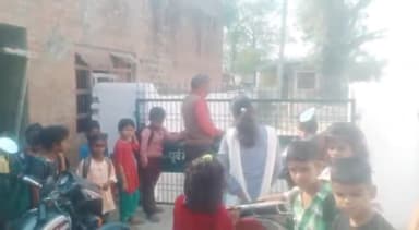 नवाबगंज: मौथरी गांव स्थित प्राथमिक विद्यालय के अध्यापकों की मनमानी की कवरेज कर रहे पत्रकार के साथ की गई अभद्रता