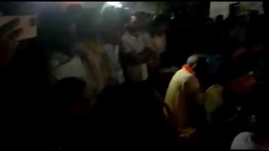 बेगूसराय: रुपनगर में छापेमारी के दौरान पुलिस टीम को ग्रामीणों ने घेरा, कहा-आवेदक के घर पुलिस ने क्यों की छापेमारी