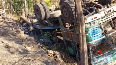 बुदनी: देलाबाड़ी घाट पर अनियंत्रित होकर एक ट्रक पलटा, ड्राइवर ने कूद कर बचाई अपनी जान