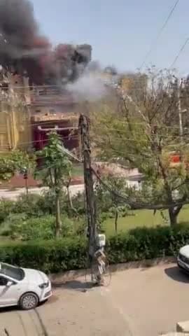 फरीदाबाद सेक्टर 10 समर ग्रैंड बैंकट हॉल में लगी आग