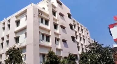 भदोही: भदोही में बनाया करोड़ो की लागत तैयार कियागया 100 शैय्या हॉस्पिटल कीतीन मन्जिला इमारतहो चुकी बेकार और जर्जर  बिल्डिंग