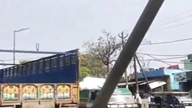 मुरादाबाद: मुरादाबाद चंदौसी हाईवे स्थित फरीदपुर के पास सड़क पर लगे CCTV पोल को अज्ञात वाहन ने मारी टक्कर, CCTV पोल टूटकर गिरा नीचे