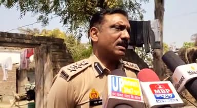 थाना मिर्जापुर क्षेत्र के गांव मझरिया में दो पक्षों में हुए विवाद में एक व्यक्ति की गोली लगने से हुई दुखद मृत्यु घटनास्थल पर पहुंचे SSP