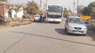 सिंगरौली: यातायात पुलिस ने गनियारी में चेकिंग लगाकर 17 वाहन चालकों पर की चालानी कार्रवाई