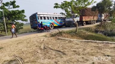 मिहींपुरवा: रामपुर गायघाट मुख्य मार्ग पर धंसा बालू से लदा ट्रक, लगा लंबा जाम