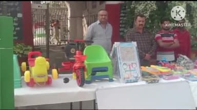 शाहजहांपुर: जिला जेल में महिला बंदियों के साथ रह रहे बच्चों के लिए मानव कल्याण वेलफेयर सोसाइटी की तरफ से भेंट किए गए खेल खिलौने