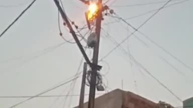 पालीगंज: गुप्ता मोहल्ला में बिजली के पोल पर केबल में लगी आग, घंटों विद्युत सप्लाई रही बाधित