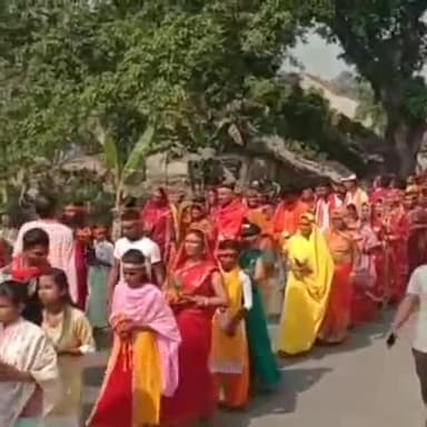 सोनपुर: खरिका में श्री लक्ष्मी नारायण महायज्ञ को लेकर निकाली गई भव्य कलश यात्रा