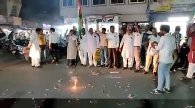 मंदसौर: दलोदा के पूर्व सरपंच विपिन जैन को कांग्रेस जिला अध्यक्ष बनाए जाने पर गांधी चौराहा पर कांग्रेस कार्यकर्ता नेताओं ने की आत