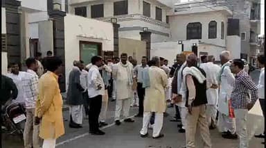 इटावा: चौगुर्जी आवास पर सपा महासचिव शिवपाल सिंह यादव ने होने वाले कॉपरेटिव बैंक के चुनाव को लेकर की मीटिंग, दिए दिशा निर्देश