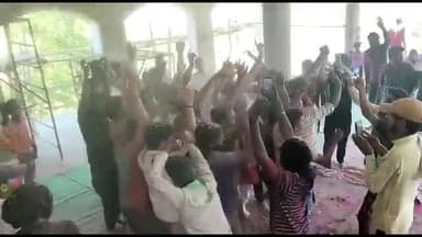 अशोक नगर: रंग पंचमी के अवसर पर श्री कृष्ण संस्थान में खेली गई रंग गुलाल की होली, सांसद के पी यादव ने जमकर किया डांस