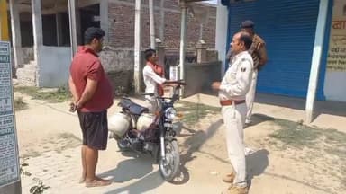 कहरा: सदर थाने के नरियार रोड चंदू सिंह स्मारक समीप दबंगों ने मछली बेचने वालों से छीना मछली किया गाली गलौज।