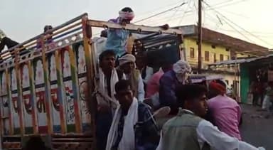 खुरई: करीला मेला में पहुंचने के लिए जान जोखिम में डालकर पहुंच रहे लोग, खुरई से निकले कई ओवरलोड वाहन