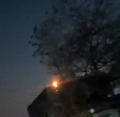 गोंडा: नगर के राजा मैरिज हॉल के पास अचानक बिजली के खंभे से निकलने लगी चिंगारियां, वीडियो आया सामने