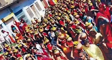 शाहपुरा: ग्राम भाबरू में भैरू बाबा के कलश यात्रा में उमड़ी महिलाएं ।