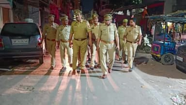 कानपुर: कलेक्टरगंज समेत पूर्वी जोन की पुलिस ने की पैदल गश्त, गंगा मेला के दौरान सुरक्षा का लिया जायजा