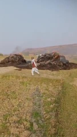 sasaram रोहतास होलिका की तरह किसानों का पुआ जलते हुए देखा गया सरकार से मुआवजा की मांग