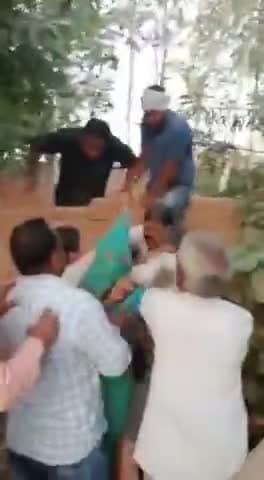 जलालपुर थाना क्षेत्र के पूरेव गांव में दो पक्षों में जमीनी विवाद को लेकर जमकर चले लाठी-डंडे, पुलिस ने दर्ज किया केस